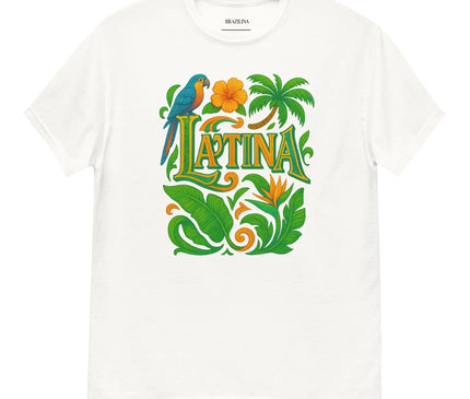 T-shirt blanc inspiré du Brésil avec un design tropical vibrant incluant un perroquet bleu, des feuilles luxuriantes, une fleur hibiscus orange, une paume et le texte 'Latina' dans une typographie exotique. Parfait pour évoquer la biodiversité riche et l'esprit festif du Brésil.