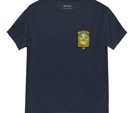 T-shirt noir inspiré de l'esprit chaleureux de Rio de Janeiro, avec un imprimé coloré représentant des palmiers, un coucher de soleil tropical et le texte 'Brazilina Rio de Janeiro' sur la poitrine. Parfait pour un style décontracté célébrant les paysages exotiques et la culture brésilienne.