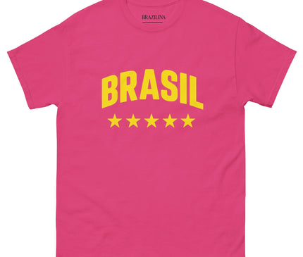 T-shirt rose vibrant avec l'inscription jaune 'BRASIL' et cinq étoiles en dessous, symbolisant l'héritage sportif et la fierté nationale du Brésil, parfait pour célébrer la culture brésilienne et son esprit gagnant.