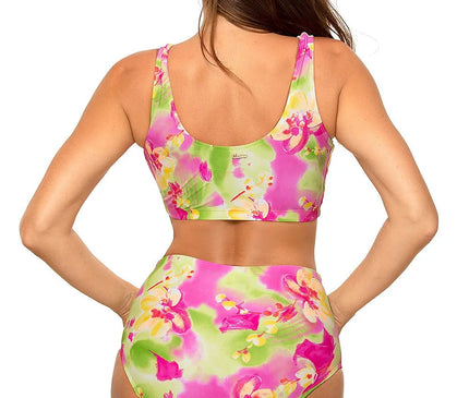 Maillot de bain deux pièces pour femme dans un style sportif avec imprimé floral coloré. Haut sans baleines avec bretelles larges et dos échancré, associé à un slip taille haute fabriqué en tissu italien Carvico Tessuti. Confortable et idéal pour mettre en valeur le bronzage.