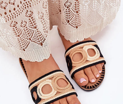 Sandales crochetées pour femmes avec un design unique en beige et noir, motif circulaire ajouré, talon plat de 1 cm, parfaites pour l'été. Portées avec une robe légère en dentelle beige, idéales pour un style décontracté et estival.