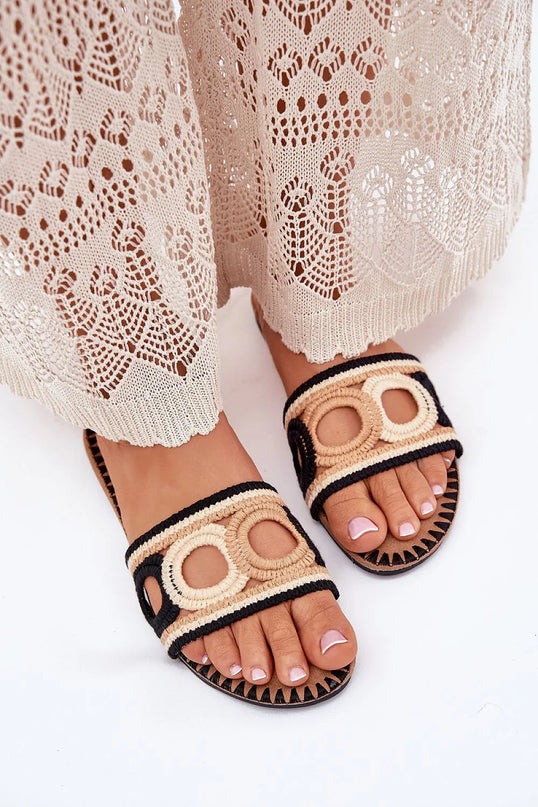 Sandales crochetées pour femmes avec un design unique en beige et noir, motif circulaire ajouré, talon plat de 1 cm, parfaites pour l'été. Portées avec une robe légère en dentelle beige, idéales pour un style décontracté et estival.