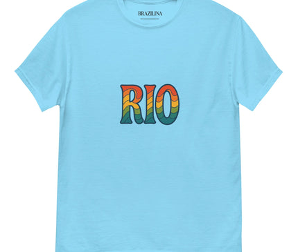 T-shirt bleu clair avec l'inscription 'RIO' en lettres multicolores inspirées de l'énergie vibrante et de la culture de Rio de Janeiro, évoquant les plages, la musique et la joie de vivre brésiliennes. Design décontracté et gai, incarnant l'esprit dynamique des Cariocas.