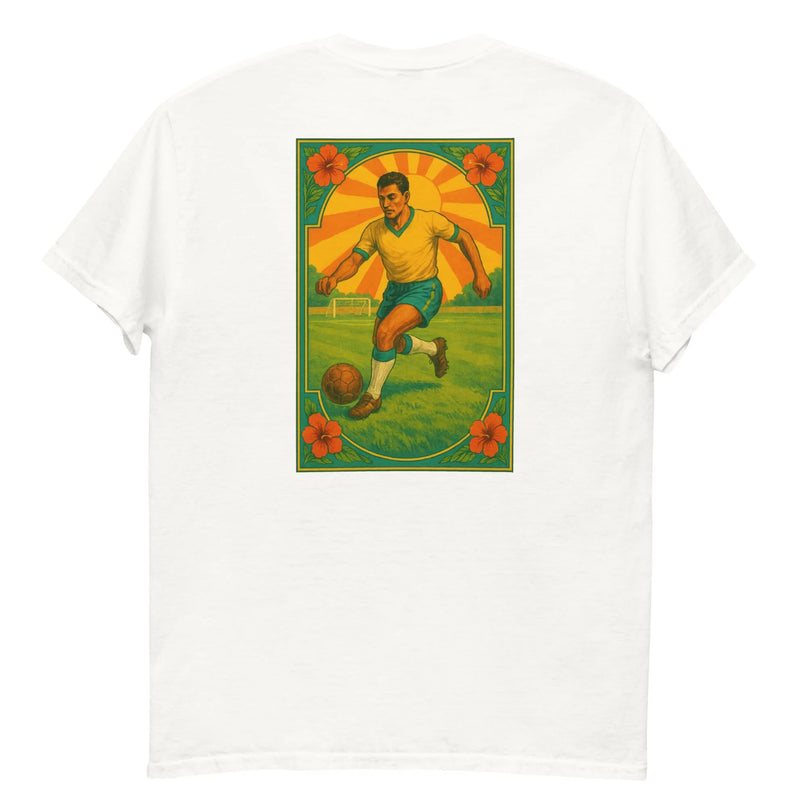 T-shirt blanc avec un design vibrant inspiré du football brésilien, illustrant un joueur en action avec un maillot jaune et un short bleu, entouré d'un ciel ensoleillé et de motifs de fleurs rouges. Hommage à l'énergie et à la passion du sport national du Brésil, reflet de sa culture dynamique et festive.