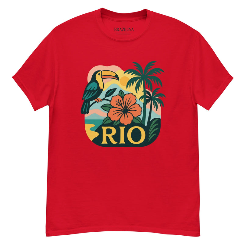 T-shirt rouge vibrant avec un imprimé tropical représentant un toucan, une fleur d'hibiscus, des palmiers et le mot 'Rio' en lettres jaunes. Ce design s'inspire de la biodiversité et de l'énergie tropicale du Brésil, rappelant la forêt amazonienne et les plages ensoleillées de Rio de Janeiro.
