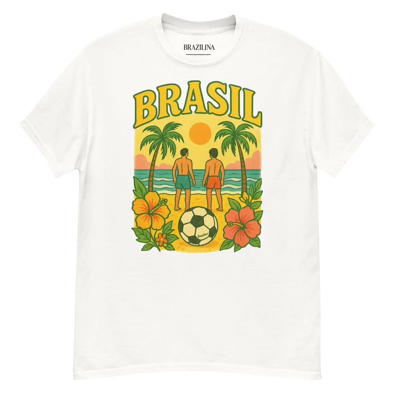 T-shirt blanc avec un graphisme coloré inspiré du Brésil, représentant deux silhouettes sur une plage tropicale au coucher du soleil, entourées de palmiers, fleurs exotiques et un ballon de football au centre. Texte 'Brasil' en haut, évoquant l'esprit festif, la nature et la passion pour le football caractéristiques du mode de vie brésilien.