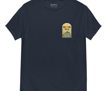 T-shirt bleu marine inspiré de Rio de Janeiro avec un motif de palmiers et un design tropical évoquant la nature luxuriante et l'ambiance ensoleillée du Brésil. Style détendu et élégant, idéal pour célébrer la culture brésilienne.