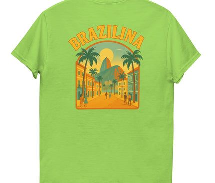 T-shirt vert avec un design inspiré du Brésil comprenant un paysage tropical vibrant. L'illustration montre une rue bordée de palmiers, des bâtiments colorés, et en arrière-plan, un paysage emblématique avec une montagne et un coucher de soleil, capturant l'ambiance festive et ensoleillée du pays. Inscription 'Brazilina' en haut du design.