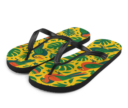 Tongs tropicales au design brésilien avec motifs colorés de feuillages et d'oiseaux inspirés de la biodiversité amazonienne, parfaites pour un style décontracté et estival.