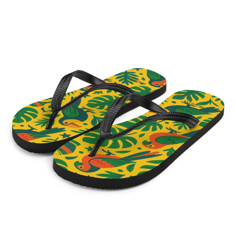 Tongs tropicales au design brésilien avec motifs colorés de feuillages et d'oiseaux inspirés de la biodiversité amazonienne, parfaites pour un style décontracté et estival.
