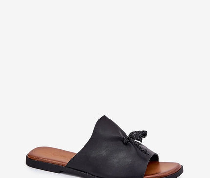 Sandales plates pour femme en similicuir noir, dotées d'un lacet décoratif sur le dessus. Élégantes et confortables, elles s'adaptent parfaitement aux robes et pantalons. Talon plat de 1 cm, disponible en différentes tailles de 36 à 41.