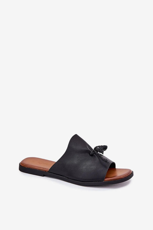 Sandales plates pour femme en similicuir noir, dotées d'un lacet décoratif sur le dessus. Élégantes et confortables, elles s'adaptent parfaitement aux robes et pantalons. Talon plat de 1 cm, disponible en différentes tailles de 36 à 41.