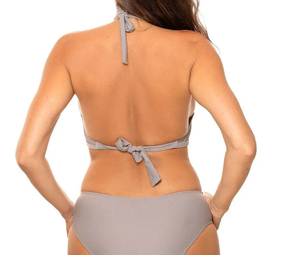 Dos d'une femme portant un maillot de bain une-pièce gris élégant avec un design inspiré de la mode brésilienne, mettant en valeur des découpes modernes et des attaches nouées. Parfait pour refléter l'esprit sophistiqué et sensuel des plages emblématiques de Rio.