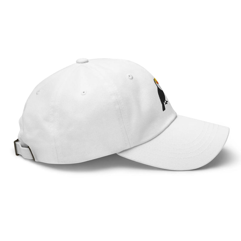 Casquette blanche brodée avec un toucan coloré, inspirée de la biodiversité tropicale du Brésil. Accessoire au design élégant, mêlant exotisme et style décontracté représentatif de la mode brésilienne. Idéal pour une attitude joyeuse et naturelle.