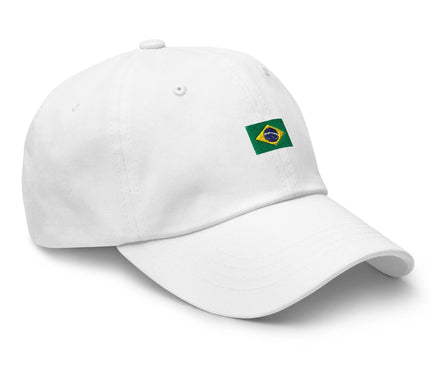 Casquette blanche brodée avec le drapeau du Brésil, reflétant l'esprit vibrant et ensoleillé du pays. Accessoire idéal pour ajouter une touche d'exotisme et célébrer la culture brésilienne dans vos tenues.
