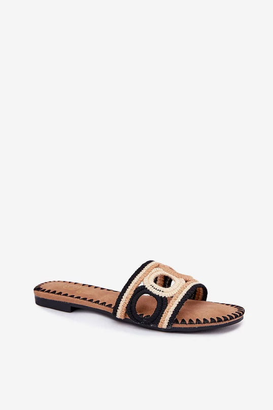 Sandales crochetées pour femmes en tissu avec un motif unique beige et noir, talon plat de 1 cm, semelle intérieure en cuir artificiel, design ouvert et léger, idéal pour l'été et parfait avec des robes, shorts, et jupes décontractés.