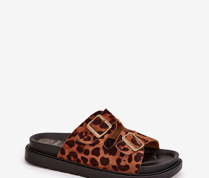 Claquettes élégantes en suédine écologique imprimé léopard avec brides ajustables à boucles sur une plateforme noire de 3,5 cm. Confortables et stylées, idéales pour les journées d'été, combinant mode et praticité.