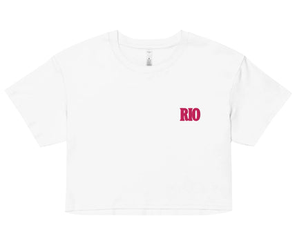Crop top blanc avec inscription 'RIO' en rose sur la poitrine, inspiré par l'énergie festive et vibrante du Brésil. Parfait pour un style décontracté évoquant le charme de Rio de Janeiro et ses traditions culturelles, idéal pour les journées ensoleillées.