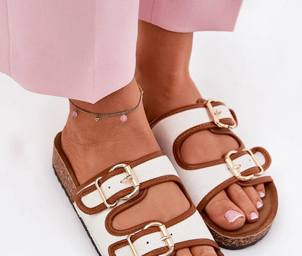 Sandales pour femmes en tissu et cuir écologique avec deux larges sangles à boucles dorées, plateforme légère en liège de 2,5 cm, semelle profilée et détails modernes, parfaites pour les journées chaudes, promenades ou voyages.