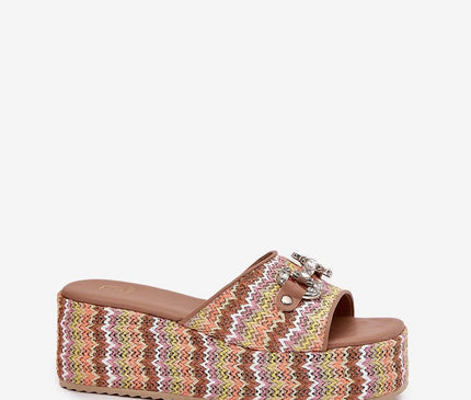 Sandales à plateforme aux motifs colorés inspirés de l'artisanat brésilien, alliant confort et élégance. Parfaites pour un style tropical et estival, avec des détails festifs et une semelle en zigzag multicolore.
