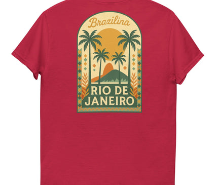 T-shirt rouge avec un design inspiré de Rio de Janeiro, représentant des palmiers, un paysage tropical avec le Pain de Sucre au coucher de soleil, accompagné du texte 'Brazilina' et 'Rio de Janeiro'. Reflète l'ambiance festive et ensoleillée du Brésil, idéal pour un style détendu et estival.