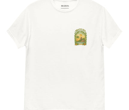 T-shirt blanc au design inspiré du Brésil, avec un petit imprimé représentant un paysage tropical incluant des palmiers, un coucher de soleil et des feuilles luxuriantes, accompagné du texte 'Brazilina'. Style léger et chaleureux évoquant la nature et la culture brésilienne.