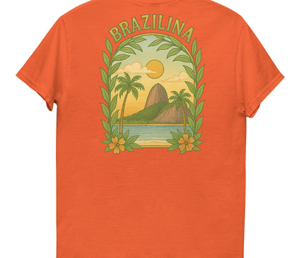 T-shirt orange au design vibrant inspiré du Brésil, avec une illustration représentant un paysage tropical comprenant des palmiers, un coucher de soleil, des montagnes et des éléments naturels luxuriants. Le texte 'Brazilina' figure en haut, entouré de motifs de feuilles et de fleurs tropicales, reflétant la culture brésilienne et son énergie dynamique.