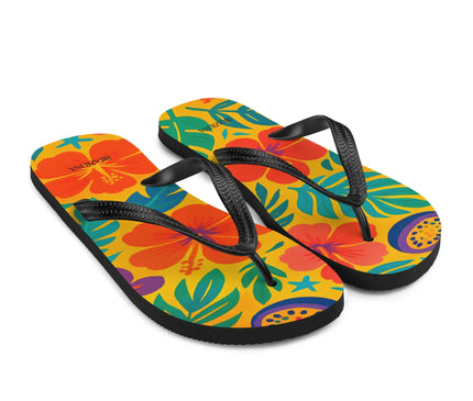 Tongs aux motifs tropicaux inspirés du Brésil, avec des fleurs exotiques rouges, des feuilles vertes et des éléments rappelant la forêt tropicale, sur un fond jaune vibrant, idéales pour un style décontracté et festif pour les plages et les journées ensoleillées.