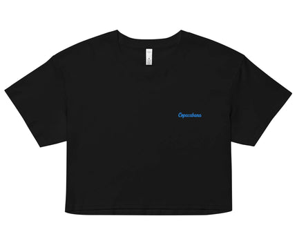 T-shirt court noir avec un design minimaliste, portant l'inscription 'Copacabana' en bleu sur le côté gauche de la poitrine, inspiré de l'essence tropicale et décontractée de la plage de Copacabana, évoquant les couchers de soleil brésiliens et les promenades au bord de l'océan.