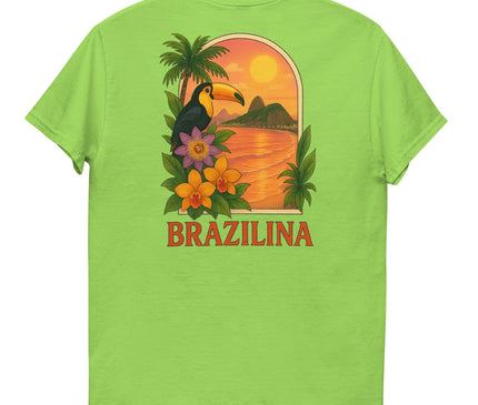 T-shirt vert avec un motif tropical inspiré du Brésil représentant un coucher de soleil vibrant, des palmiers, un toucan et des fleurs colorées, accompagné du texte 'Brazilina'. Design évoquant les paysages tropicaux, la nature luxuriante et l'esprit festif du Brésil.
