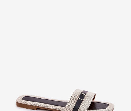 Claquette pour femme en tissu textile beige avec une bride ornée d'une fine boucle noire, semelle plate en cuir écologique, idéale pour les tenues d'été comme les robes légères et pantalons en tissu, vue de côté.