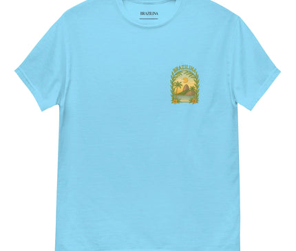 T-shirt bleu avec un design inspiré du Brésil, mettant en avant une illustration de palmiers, coucher de soleil, feuilles luxuriantes et le paysage tropical emblématique, reflétant la culture vibrante et l'amour pour la nature et les plages brésiliennes.