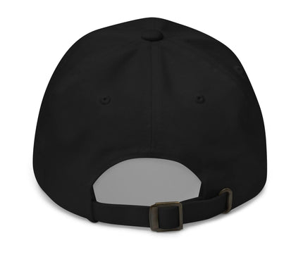 Casquette noire vue de dos avec une boucle de réglage en métal, inspirée du style décontracté et festif de Copacabana, évoquant l'esprit lumineux et vibrant des plages emblématiques du Brésil, parfait pour un look tropical et élégant.