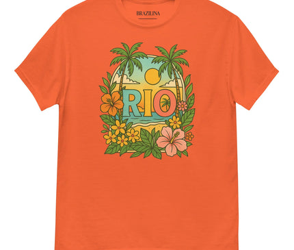 T-shirt orange avec un design tropical vibrant inspiré du Brésil. Motif comprenant des palmiers, fleurs exotiques, et un coucher de soleil entourant le mot 'RIO', évoquant les paysages et l'ambiance festive de Rio de Janeiro. Style décontracté et joyeux idéal pour un look estival.