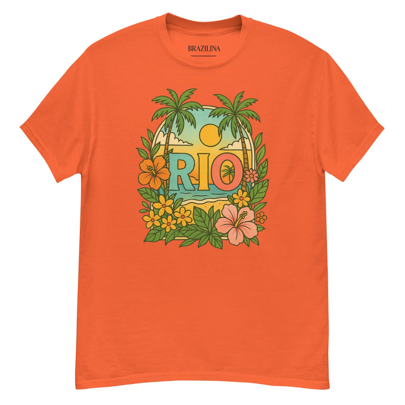 T-shirt orange avec un design tropical vibrant inspiré du Brésil. Motif comprenant des palmiers, fleurs exotiques, et un coucher de soleil entourant le mot 'RIO', évoquant les paysages et l'ambiance festive de Rio de Janeiro. Style décontracté et joyeux idéal pour un look estival.
