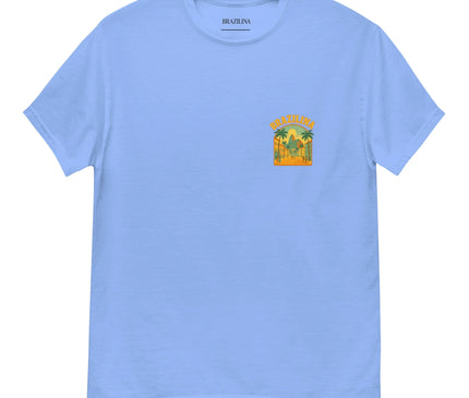 T-shirt bleu clair avec un design tropical inspiré du Brésil, affichant des palmiers, des plages et des couleurs vibrantes, accompagné du logo 'Brazilina' en haut au centre, reflétant l'énergie chaleureuse et festive de la culture brésilienne.