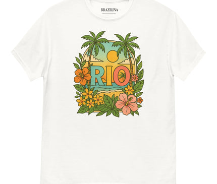 T-shirt blanc avec un design tropical coloré inspiré du Brésil, comprenant des palmiers, des fleurs exotiques, un coucher de soleil et le mot 'RIO' en lettres multicolores, évoquant les paysages et l'ambiance festive de Rio de Janeiro.