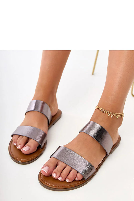 Sandales minimalistes et élégantes à brides larges en métal brillant, inspirées du style brésilien tropical, parfaites pour une promenade sur la plage ou une soirée décontractée. Confortables et légères, avec une semelle marron et un design chic rappelant l'art de vivre de Rio.