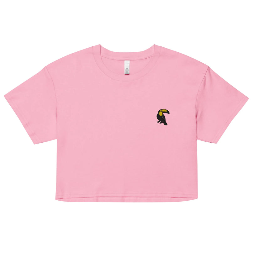 T-shirt rose court avec un motif minimaliste représentant un toucan noir et jaune, symbole de la biodiversité brésilienne, incarnant l'essence tropicale et décontractée du Brésil. Idéal pour un style moderne évoquant la culture et la nature de l'Amazonie.