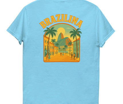 T-shirt bleu avec un design illustratif vibrant inspiré du Brésil, représentant une rue bordée de palmiers, des bâtiments colorés et un paysage tropical avec le Pain de Sucre en fond, évoquant l'esprit joyeux et ensoleillé de la culture brésilienne.