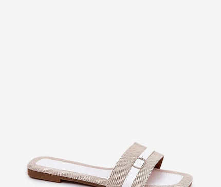 Sandales plates pour femmes en tissu beige avec une bride fine à boucle en métal argenté à l'avant, semelle plate en cuir écologique et textile, design élégant, parfaites pour des tenues estivales légères.