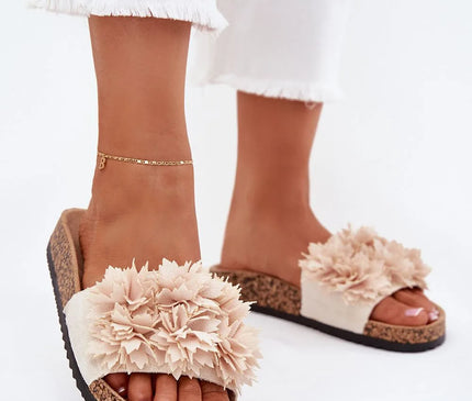 Sandales à plateforme inspirées du Brésil, avec un design floral évoquant des paysages tropicaux exotiques. Ces chaussures élégantes en liège au style décontracté et au motif floral beige sont idéales pour des journées estivales ensoleillées, alliant confort et chaleur tropicale.
