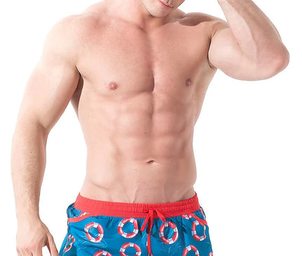Short de bain homme inspiré des plages du Brésil, motif de bouées rouges et blanches sur fond bleu, ceinture élastique rouge, idéal pour un style estival décontracté et joyeux. Disponible en tailles M, L, XL.