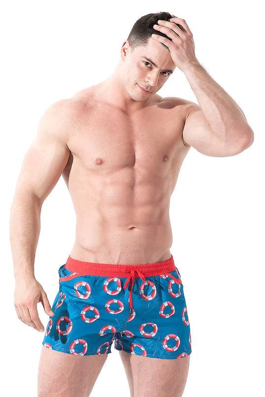 Short de bain homme inspiré des plages du Brésil, motif de bouées rouges et blanches sur fond bleu, ceinture élastique rouge, idéal pour un style estival décontracté et joyeux. Disponible en tailles M, L, XL.