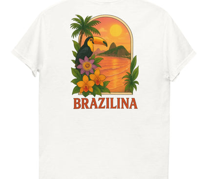 T-shirt blanc avec design inspiré du Brésil représentant un coucher de soleil tropical, un toucan, des fleurs exotiques, des palmiers et des montagnes. Le mot 'Brazilina' est inscrit en bas du motif, évoquant les paysages luxuriants et festifs du Brésil.