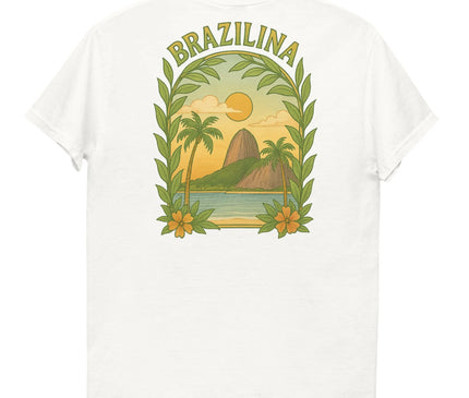 T-shirt blanc inspiré du Brésil avec un design tropical représentant des palmiers, un coucher de soleil, une montagne emblématique, des feuilles luxuriantes et des fleurs oranges. Illustration encadrée par des motifs naturels, incarnant l'énergie vibrante des paysages brésiliens et la culture chaleureuse.
