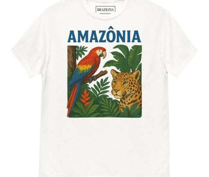 T-shirt Amazônia blanc avec un design coloré représentant un perroquet rouge et jaune perché sur une branche et un jaguar majestueux entourés de végétation tropicale, célébrant la biodiversité et la forêt amazonienne emblématique du Brésil.