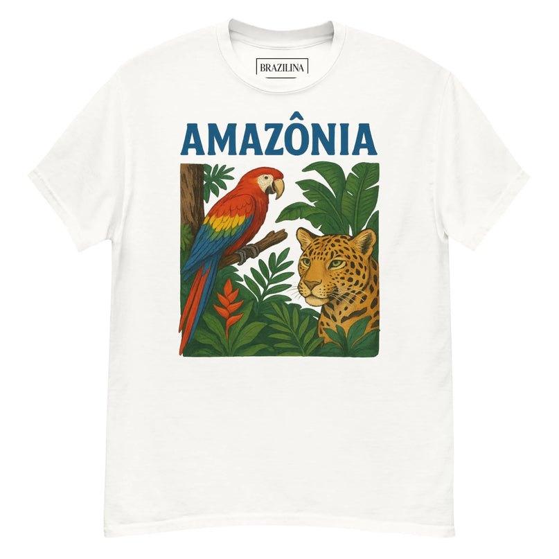 T-shirt Amazônia blanc avec un design coloré représentant un perroquet rouge et jaune perché sur une branche et un jaguar majestueux entourés de végétation tropicale, célébrant la biodiversité et la forêt amazonienne emblématique du Brésil.