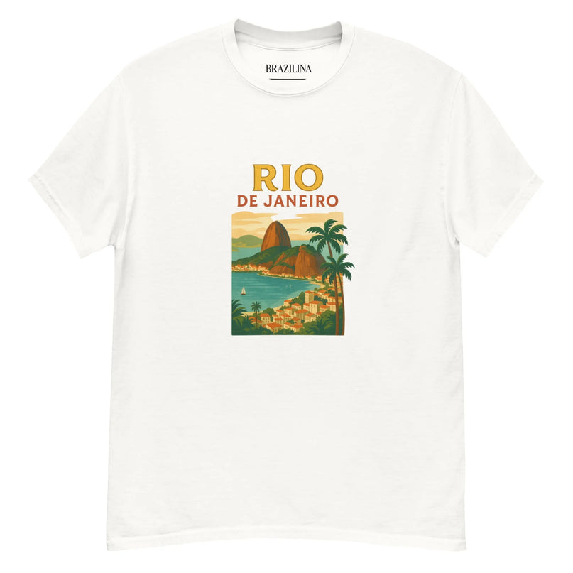 T-shirt blanc avec une illustration colorée célébrant Rio de Janeiro, montrant le Pain de Sucre, les panoramas tropicaux, la mer et les maisons typiques. Design inspiré de la culture brésilienne avec une touche de voyage et d’évasion.