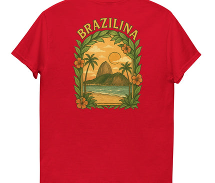 T-shirt rouge avec un design brésilien vibrant représentant des palmiers, un coucher de soleil, une plage et une colline emblématique, entouré de motifs tropicaux de feuilles et de fleurs, avec le texte 'Brazilina'. Idéal pour afficher l'énergie et la richesse culturelle inspirées du Brésil.